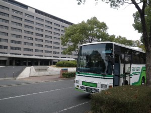 お客様お見送り那珂川観光の小型バス